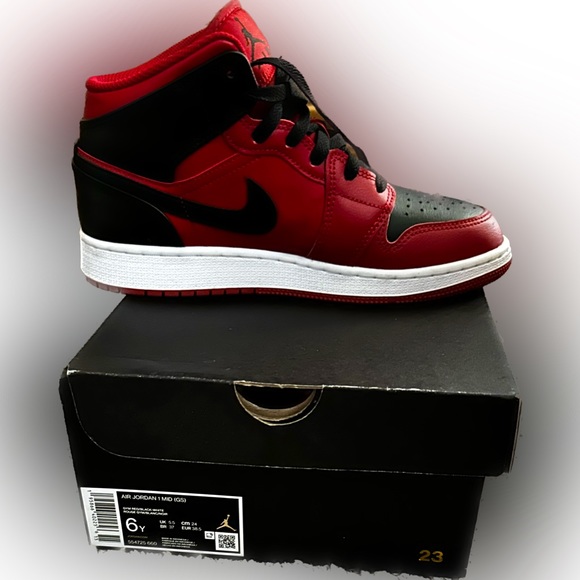 Youth reverse bred Jordan 1 - Picture 1 of 2